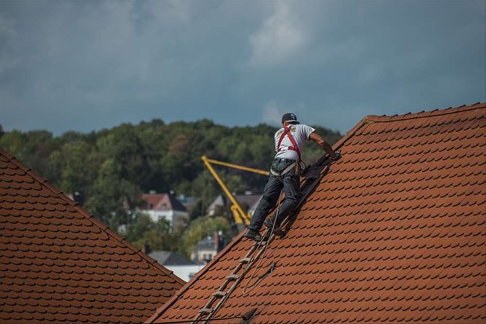 Découvrez le rôle important d'un couvreur en Suisse